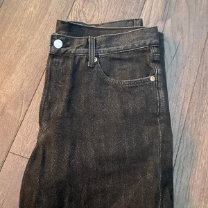 Jeans - Tja! Säljer ut lite av garderoben som inte kommit till användning, dessa är weekday jeans i en skitsnygg svart färg. Dessa sitter lite mer löst än Jack&Jones jeans.Är villig att diskutera pris och jag skickar varan inom 2 dagar. Ha det bäst // Filip