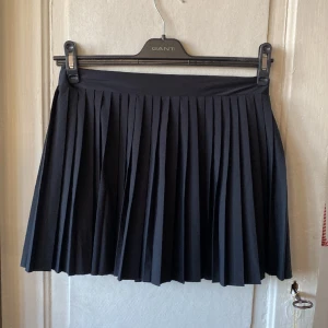 Fin tenniskjol - En fin tenniskjol ifrån Soc (Stadium) i storlek S. Nästan aldrig använd, då den är för liten. Kolla gärna mina andra annonser 🩷🫶