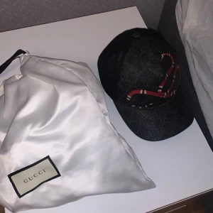 Gucci snake keps äkta - Gucci keps som inte säljs längre, äkta i storlek xs. Kvitto saknas men påse å Gucci lapp finns.