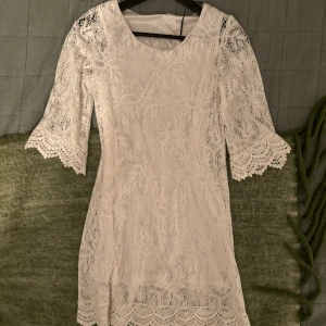 Vit klänning i spets  - Perfekt student eller sommarklänning. Ifrån hm i storlek xs. Spetstyg men har underklänning så blir inte genomskinlig. Kan vara kort om du är lång💗