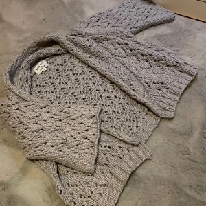 Grå bolero/kofta - Jag säljer denna super söta koftan/boleron från Noa Noa i storlek M, men passar allt ifrån Xs-M💓Koftan är endast använd en gång & är i toppen skick