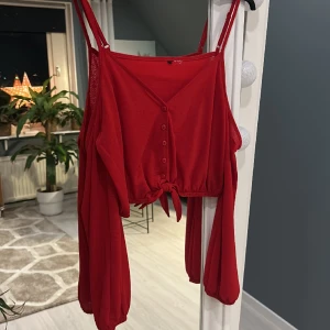 Topp - Topp från H&M. Använd 1 gång. Som ny. Fint skick. Frakten betalar köparen själv 