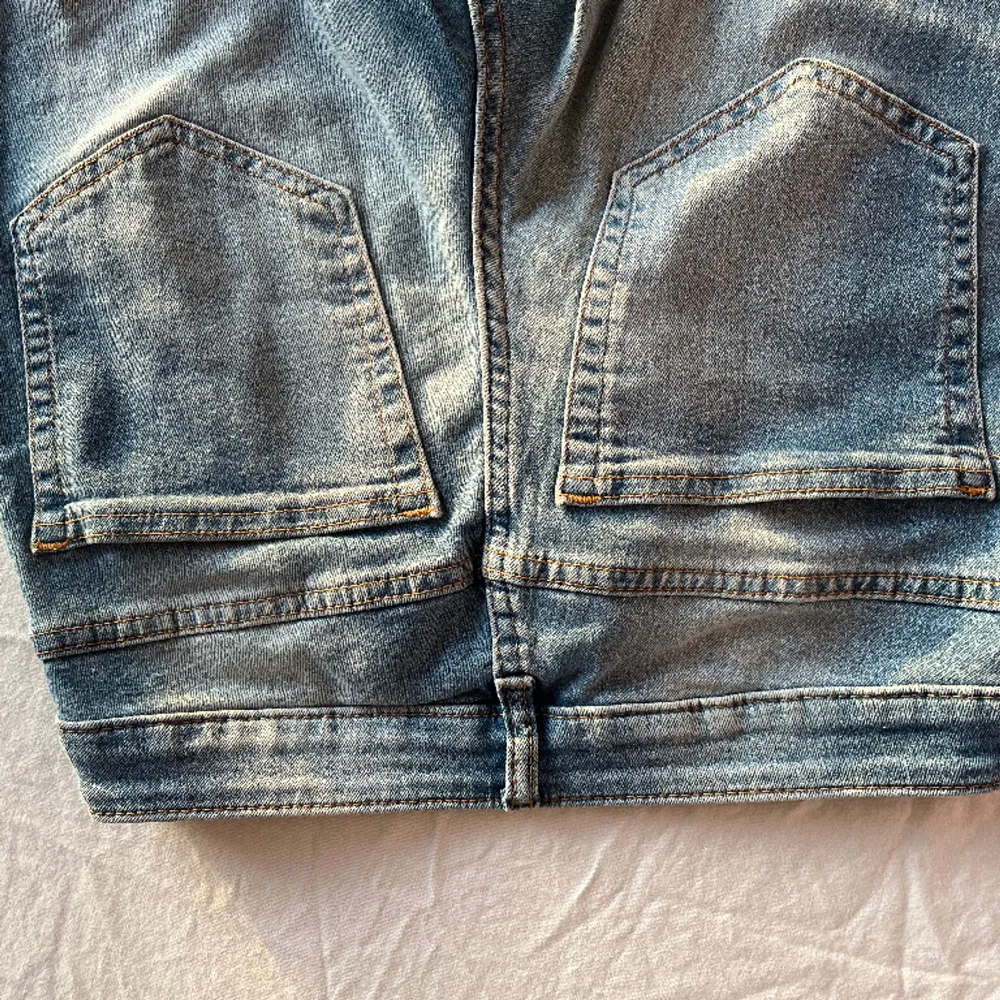 Low waisted bootcut jeans från hm🙌🏼 Säljer för att dem tyvärr är för små, jättefint skick. Nästan alltid slutsålda på hm💞Enkla att styla med mycket! Skriv privat om frågor eller fler bilder!. Jeans & Byxor.