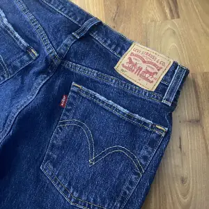 Ett par fina Levis jeans som nästan aldrig har blivit använda och då väldigt fin kvalite! Midjemåttet tvärs över är 34cm, mått tvärs över låret är 23cm och innerbenslängden är 67cm. Nypris är ungefär 749kr! Kontakta gärna via frågor, pris är diskuterbart💕