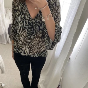 Mönstrad blus  - Grön zebra mönstrad fin blus från mango, strl S. Köpt på plick och bilderna är från förra ägaren. 300kr+ frakt.💓 (Väldigt svagt ljusrosa färgad ena insida ärm, men absolut inget som syns- sista bild) Nypris är 500kr, skriv vid prisförslag och funderingar😚