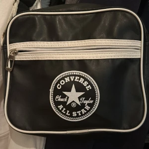 Converse väska  - Säljer denna suuuper fina converse väskan! Skit snygg till allt och bra förvaring, skulle säga att den är i storlek M, pris kan alltid diskuteras❤️