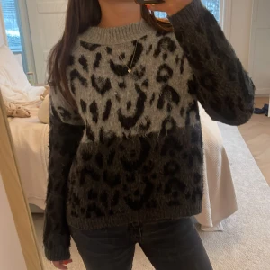 Stickad tröja - Stickad leopard tröja som inte kommit till användning ☺️
