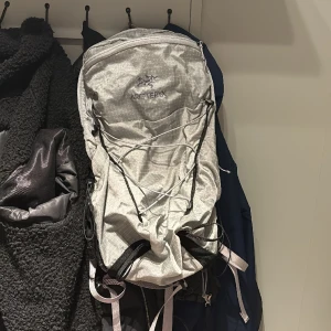 Arcteryx ryggsäck - Säljer den här svinfeta arcteryx ryggsäcken med en massa smarta fickor. Köpt på arcteryx hemsida. Säljer för brist på använding.