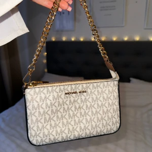 Michael Kors handväska - jättesöt liten handväska från Michael Kors, köpt förra året och sparsamt använd. Köpt för 1300:-