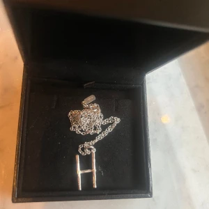 marianilsdotter wonkyletter - köptes precis men vill byta till guldsmycken!! byter endast till samma fast i guld (längd 50❤️)säljer kanske vid jättebra bud