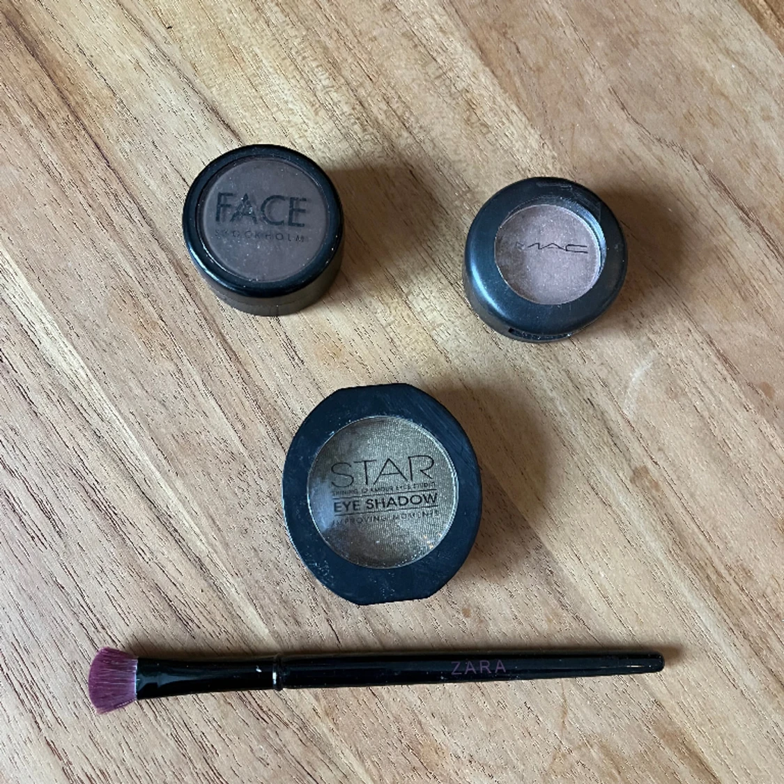Ögonskuggor + borste 