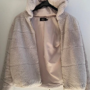 Jacka - Säljer min pälskofta/jacka, inte äkta päls. Mjuk o skön. Bra till vår/höst. Har haft en användning av denna koftan/jackan. Har ett litet hål inuti, visat på sista bilden. Annars är den helt bra. 