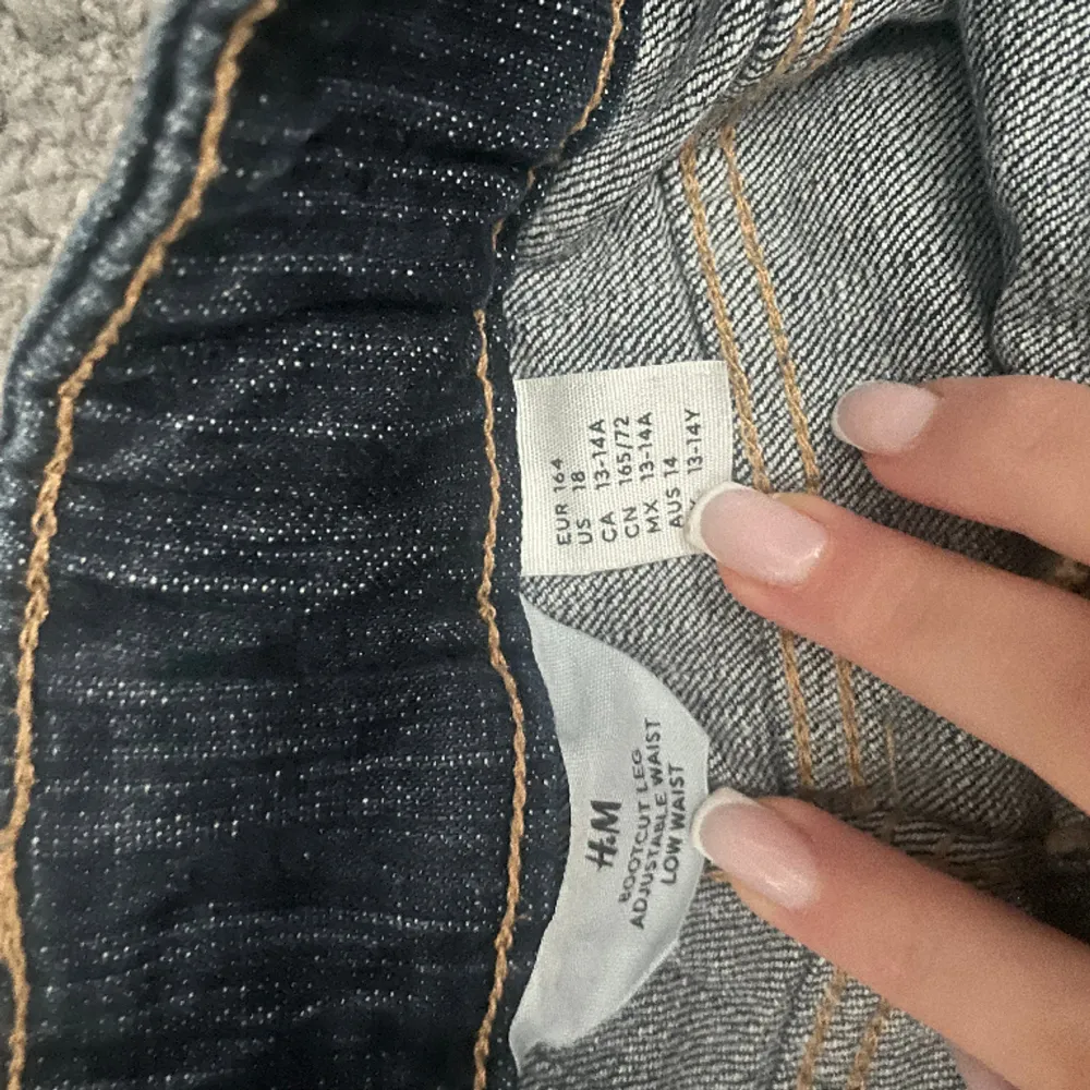 Hej, säljer dessa hm jeans då jag inte fått någon användning för de!💓har använt endast 2 gånger så det är i nyskick!. Jeans & Byxor.