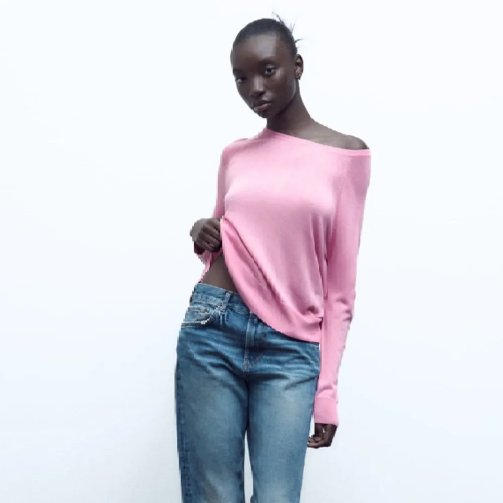 Stickad baströja i ”tuggummi-rosa”💞köpt i somras men kommer ej till användning då jag inte tycker att jag passar i rosa… har inga defekter & är i nyskick, stolek M men passar även mindre💗Nypris: 229kr säljer för 100kr. T-shirts.