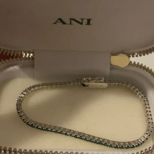 Ani jewels  - Ani jewels armband. Gröna färg. aldrig använd.