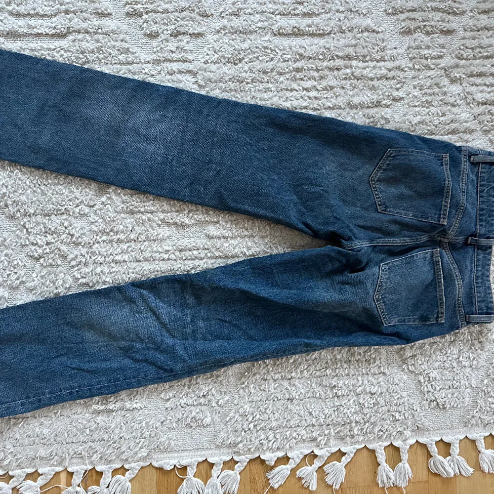 Mörkblå raka jeans från zara som tyvärr blivit för små för mig därför ingen bra bild. Första bilden är en gammal bild där man ser på ett ungefär hur dom sitter❤️. Jeans & Byxor.