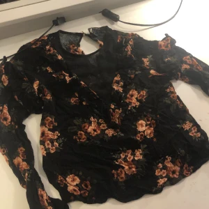 Blus  - Färg: svart med blommor 💐 Storlek: S  Andvänd 2 gånger  Säljer för att den är för liten 