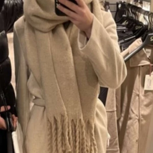 Halsduk  - Halsduk från MQ, köpte för 400 Använd fåtal gånger, som ny