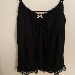 Svart linne - Ett gulligt svart linne från Odd Molly med liten beige rosett❤️ 