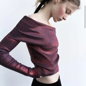 Stickad topp Zara  - Röd med blå/lila inslag. Använd endast 1 gång! Köpt för 379 kr, säljer för 150 kr 💕Skriv för fler bilder. Storlek M men passar också S