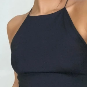 Svart body med korsad rygg  - Jätte snygg och skön till sommaren men har inte fått användning utav på ett tag!💗