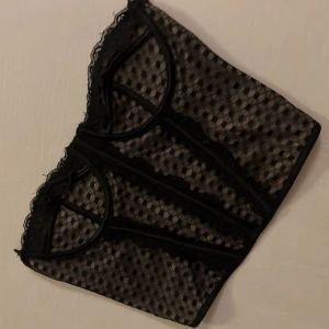 Korsettopp - Så jävla snygg korset topp men som tyvärr är för liten i bysten för mig😭 Den är i storlek S🤍
