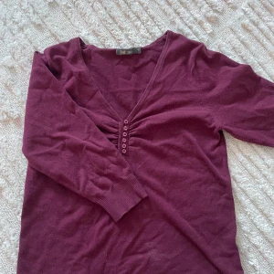 Finstickad t-shirt - Supersöt vinröd stickad t-shirt. Andvänd men väl bevarad❤️