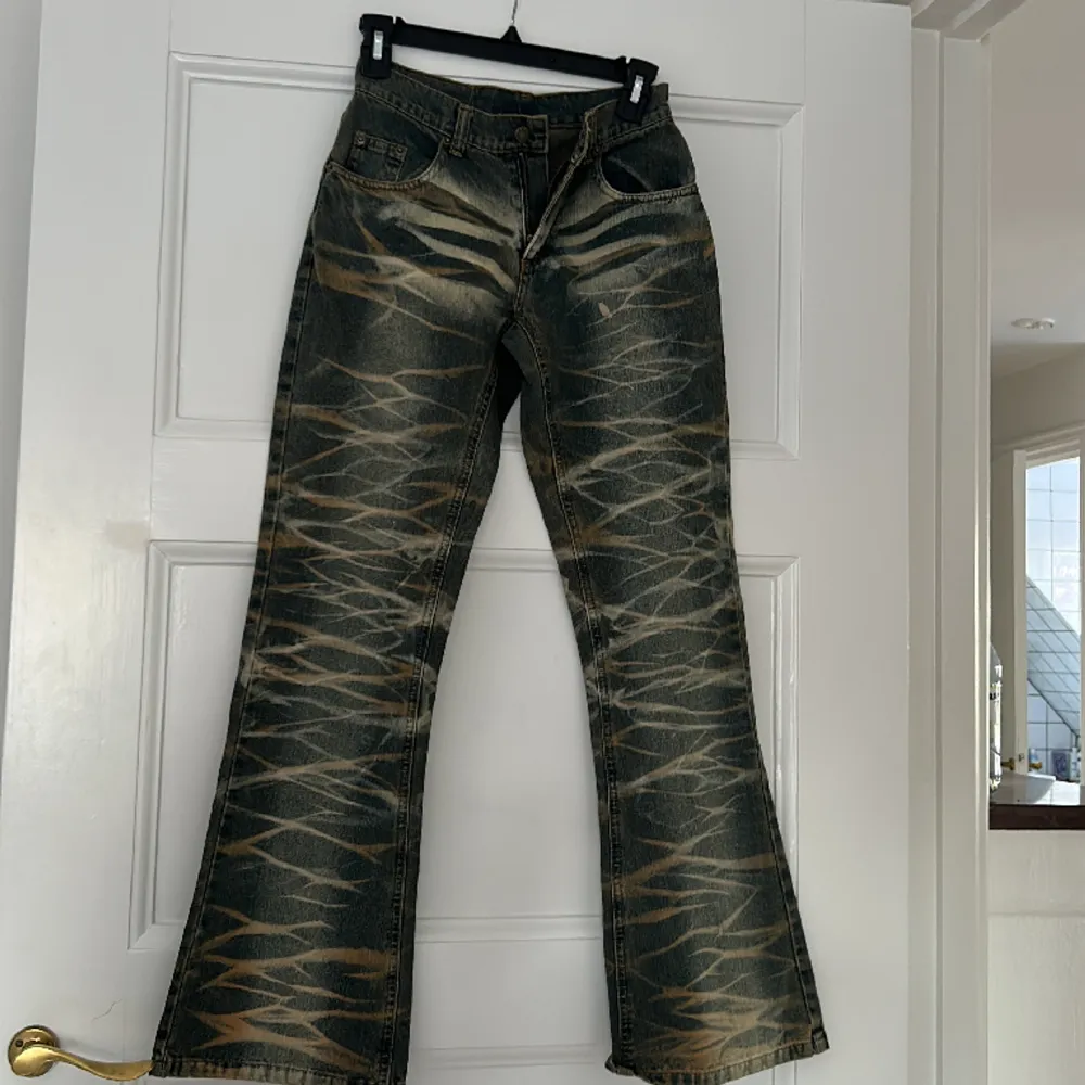 Lågmidjade jeans i unikt mönster. Oanvänt skick. Skriv för fler bilder eller frågor. Pris kan diskuteras. Jeans & Byxor.