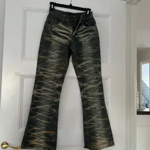 Lågmidjade jeans i unikt mönster. Oanvänt skick. Skriv för fler bilder eller frågor. Pris kan diskuteras