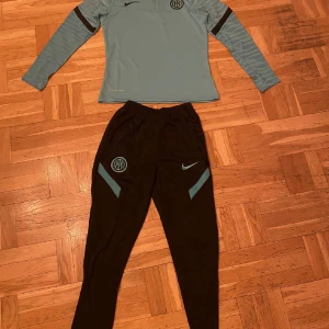 Inter fotboll tracksuit - Inter fotbolls tracksuit, aldrig använd så skick 10/10. Passar S och M. Skriv för mer bilder!