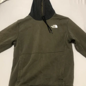The North face tröja - Jag vill sälja min North Face tröja då jag inte använder den längre som jag köpte för 900kr och självklart så kan priset diskuteras