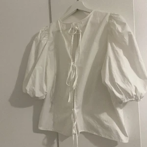 Blus - Söt blus från H&M med knytdetaljer på ryggen, storlek S!