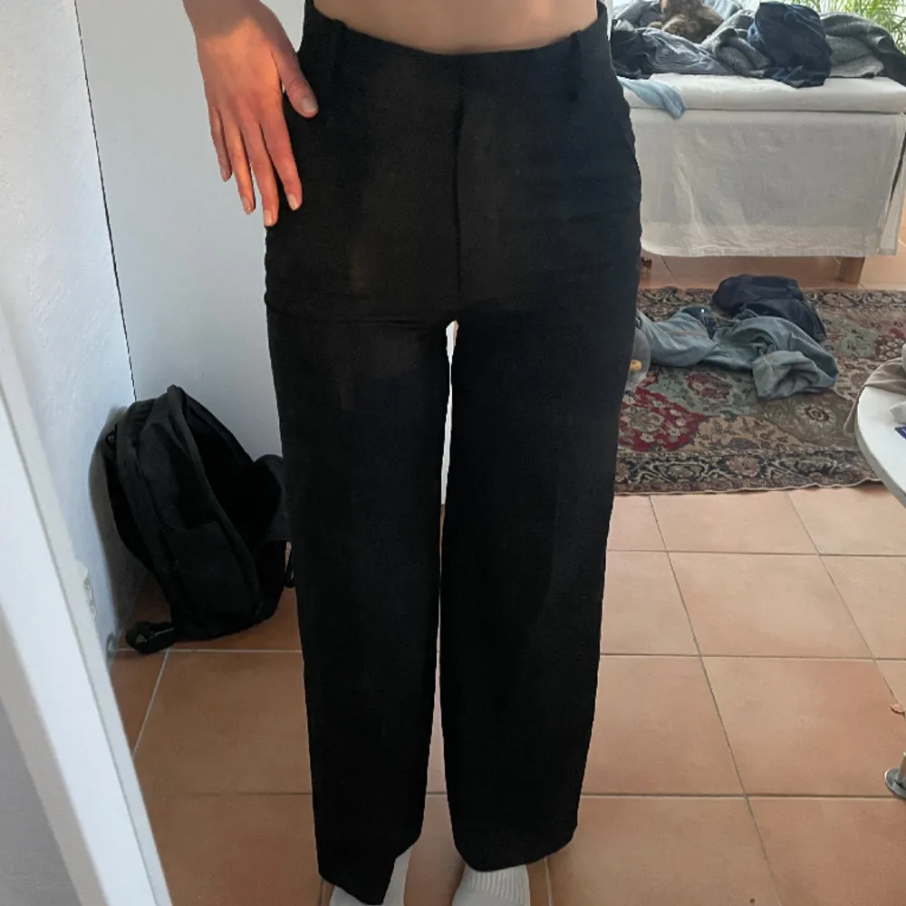 Svarta kostymbyxor från Zara med utsvängda ben och hög midja. Storlek 34, men passar mig som normalt har storlek 36/38. Långa (är 175 cm) och sitter väldigt skönt. Gott skick. Jeans & Byxor.