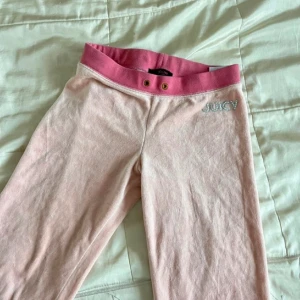 Juicy Couture  - Ett par vintage baby rosa juicy couture byxor i barnstorlek. Skulle passa dig som är under 160 och bär XS