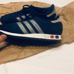 Adidas L.A Trainer - Skick 8/10, strl 41.5, marinblå 