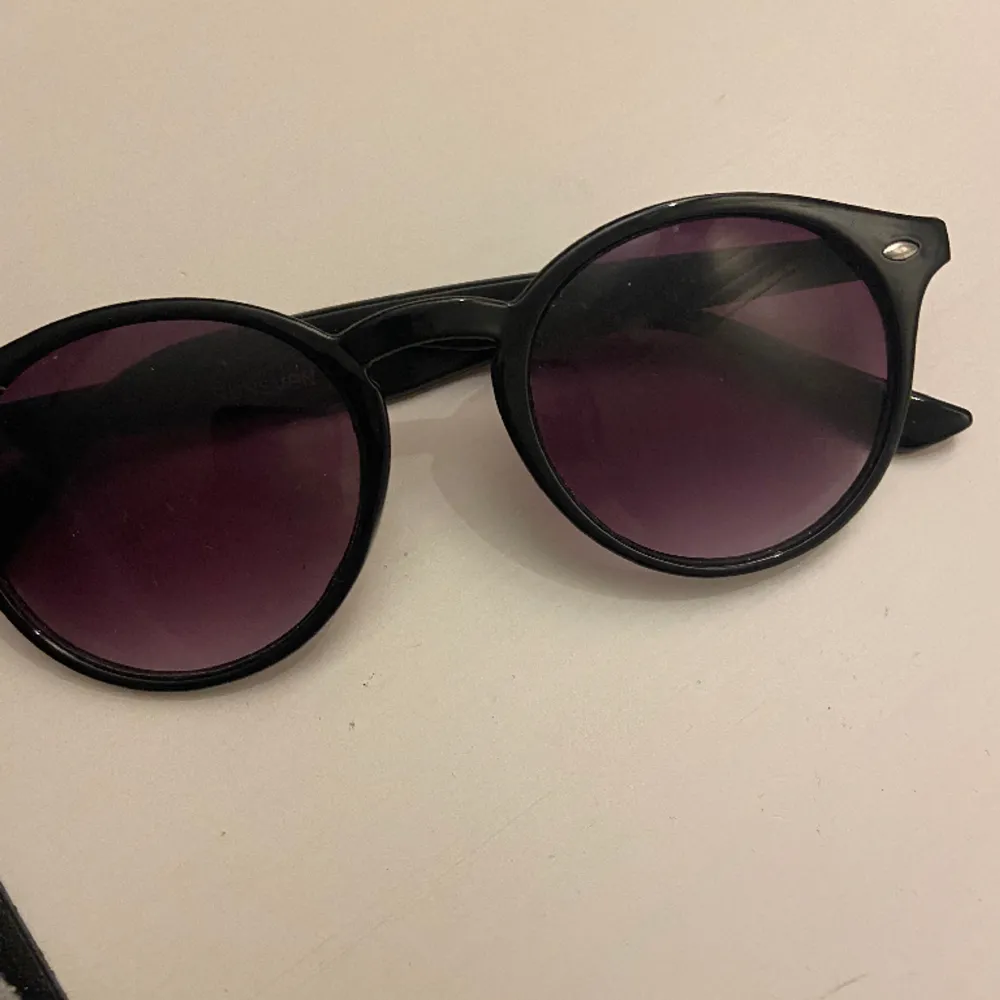 Säljer dessa solglasögon då de inte kommer till någon användning💕 priser kan diskuteras och hör av er vid frågor mm💕 Nypris ca 50-100 kr/st🩷. Asusteet.