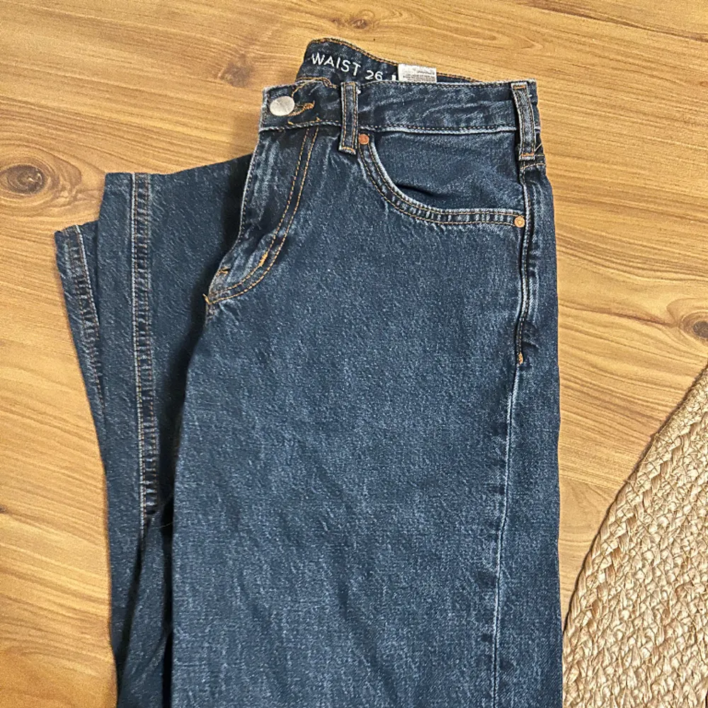 Säljer ett par lågmidjade straight jeans då de är för små. Storlek 26 i midjan och 32 i längden! . Jeans & Byxor.