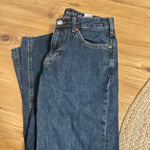 Säljer ett par lågmidjade straight jeans då de är för små. Storlek 26 i midjan och 32 i längden! 