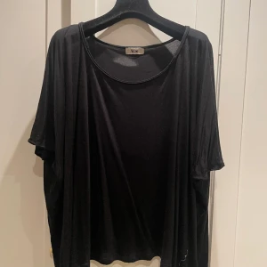T-shirt  - Säljer en supersnygg oversized t-shirt från Acne