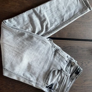Replay jeans - Hej! Säljer nu dessa replay jeansen i den eftertraktade modellen anbass! De är rätt så sparsamt använda och ser i princip ut som nya 9/10 skick. Nypris ligger på 1599kr men jag säljer de för 599kr! Har du minsta fundering är det bara att skriva! 