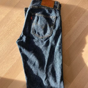 Levis jeans 501 - Säljer dessa marinblå Levis 501 jeans i nyskick, då de ej kommer till användning🌟  Nypris- 1000 kr Längd: 34 Midja: 30 (sitter bra på mig som vanligtvis har storlek 27/28)