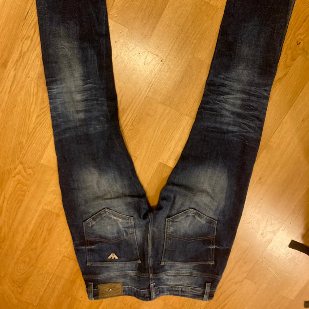 Jättesnygga, och helt oanvända Armani jeans. Passar inte mig:180cm 75kg.  W:32 L:32  Hör av dig för fler bilder eller vid minsta fråga eller fundering. Pris kan diskuteras.. Jeans & Byxor.
