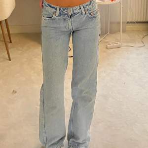Säljer dessa lågmidjade jeans från weekday då de inte kommer till användning längre💕 nypris 550 och i nyskick!