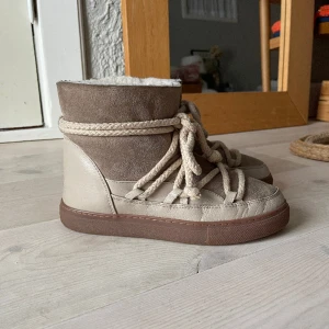 Inuikii skor  - Super fina Inuikii skor i väldigt fint skick förutom en defekt på snöret som man kan se på bilden! 🥰 