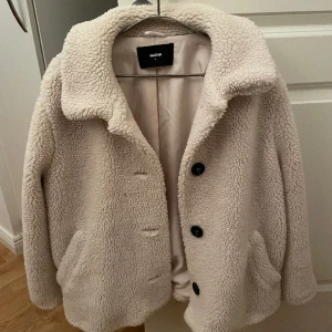 Jacka - Beige fluff jacka från Bikbok. Använd ett fåtal gånger. Bra stolek om man vill ha den over size och i vanliga fall är en S/M