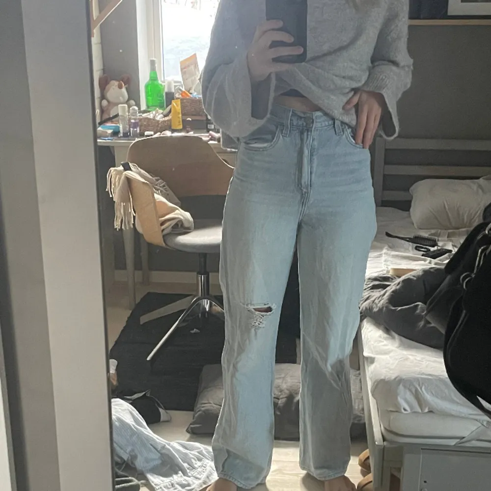 Levi’s jeans i modellen ”high loose”, med slitning på knät, storlek 25/32💛. Jeans & Byxor.