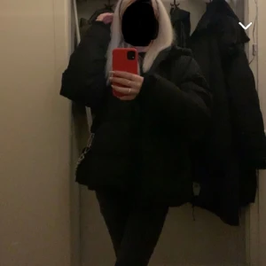 Pieces jacka  - Jag säljer denna jacka eftersom ingen användning av den längre den är storlek XL men passar s,m också för är vanligt vis xs men de är väldigt fint skick.
