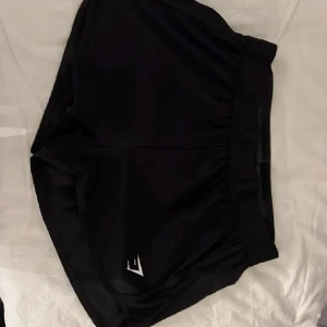 Träningsshorts - Snygga träningsshorts köpta från gymshark, kommer inte till användning så säljer dom nu, i perfekt skick