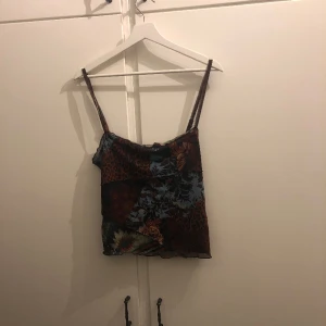 mesh topp - super fint linne med ett lager mesh över, kommer tyvärr aldrig till användning då det inte är min stil, passar S-M