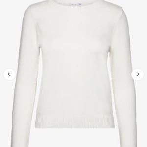 Stickad tröja - Vit stickad tröja, i fint skick förutom en fläck på bröstet, vet inte om den går att få bort därav lite billigare pris💛